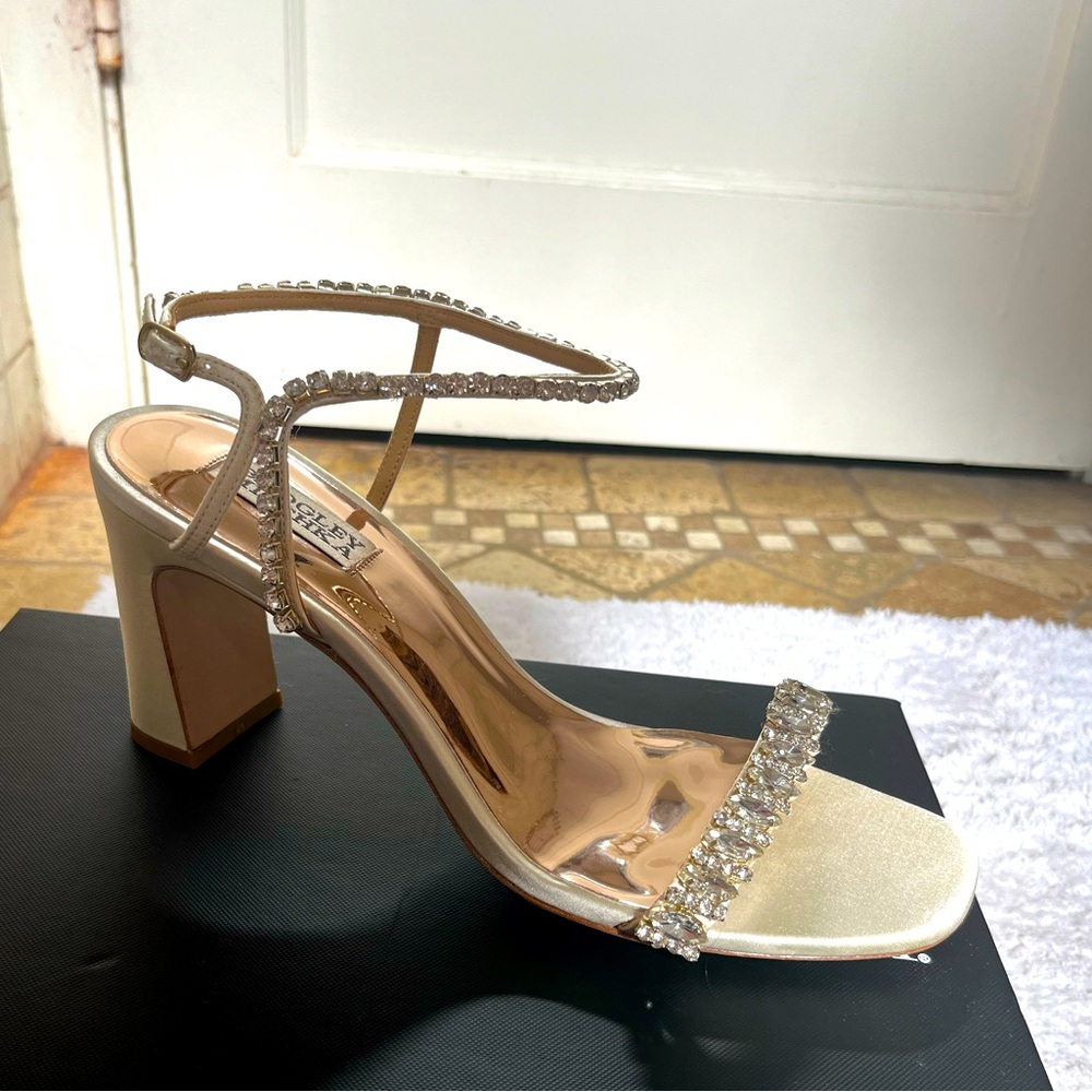 NEVER WORN Size 10 BADGLEY MISCHKA MARILEE HEELS Ivory